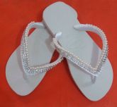 CHINELO COM PEROLAS E STRASS